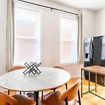 Cozy 2 Bedroom 1 Ba Flat Just 10 Mins From Downtown Chicago
