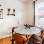 Cozy 2 Bedroom 1 Ba Flat Just 10 Mins From Downtown Apartment
