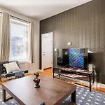 Cozy 2 Bedroom 1 Ba Flat Just 10 Mins From Downtown * Chicago