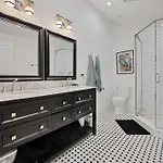 Holiday home Wicker Park 6bd 4ba, Steps From Cta, Parking Incl