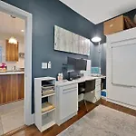 Wicker Park 6bd 4ba, Steps From Cta, Parking Incl Holiday home Chicago
