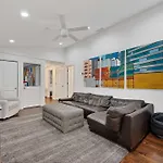 Wicker Park 6bd 4ba, Steps From Cta, Parking Incl Holiday home