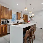 Wicker Park 6bd 4ba, Steps From Cta, Parking Incl Holiday home Chicago
