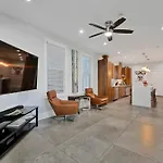 Holiday home Wicker Park 6bd 4ba, Steps From Cta, Parking Incl Chicago
