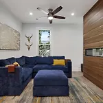 Holiday home Wicker Park 6bd 4ba, Steps From Cta, Parking Incl Chicago