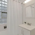 Newly Updated Vintage 6 Bedroom Single Family Home Holiday home