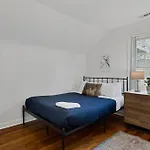 Newly Updated Vintage 6 Bedroom Single Family Home Holiday home *