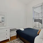 Newly Updated Vintage 6 Bedroom Single Family Home Holiday home