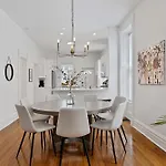 Newly Updated Vintage 6 Bedroom Single Family Home Holiday home *