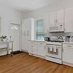 Holiday home Newly Updated Vintage 6 Bedroom Single Family Home *