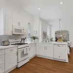 Newly Updated Vintage 6 Bedroom Single Family Home Holiday home