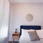 Chic 2Br Top-Floor Gem