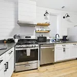 Modern 2Br With Patio & Cozy Space