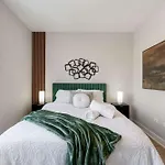 Modern 2Br2Ba Condo Free Parking And Balcony