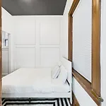 Apartment Wrigleyville Gem With Hidden Bar & Vintage Charm Chicago