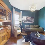 Wrigleyville Gem With Hidden Bar & Vintage Charm Apartment *