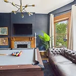 Wrigleyville Gem With Hidden Bar & Vintage Charm Chicago