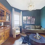 Wrigleyville Gem With Hidden Bar & Vintage Charm Apartment Chicago