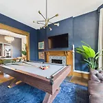 Apartment Wrigleyville Gem With Hidden Bar & Vintage Charm Chicago