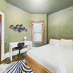 Apartment Wrigleyville Gem With Hidden Bar & Vintage Charm Chicago