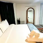 Stunning 3 Bedrooms 2 Bathrooms Getaway Chicago!