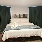 Stunning 3 Bedrooms 2 Bathrooms Getaway Chicago!