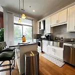 2 Bedroom 1 Free Parking Gym