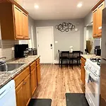 Cozy 1Br Retreat Near Transit, Dining And Parking
