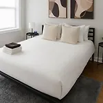 Cozy 1-Bedroom Apartment - Sunnyside 2N