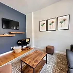 Ukrainian Village 2Br Modern Apartment D1