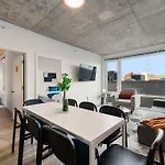 Corporate-friendly 4br Stylish & Hotel Chicago