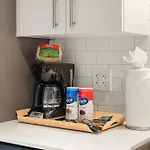 Corporate-friendly 4br Stylish & Hotel Chicago