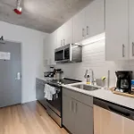Hotel 4br Modern Gem Sleek Bright & *