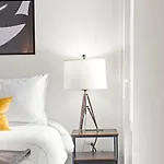 4br Modern Gem Sleek Bright &