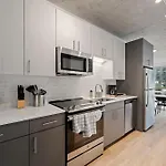4br Modern Gem Sleek Bright & Hotel