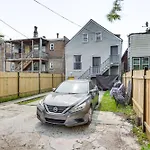 Less Than 2 Mi To Uchicago Pet-Friendly Getaway With Yard