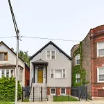 Dog-Friendly Apt With Yard Near Uchicago