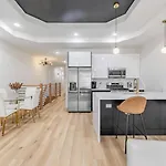 Spacious 3bdr Luxury Penthouse *