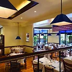 Hilton Magnificent Mile 3*