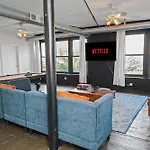 Mccormick Place Spacious 5Br Suite With Pool Table & Optional Parking Sleeps 10 Near Soldier Field And Grant Park