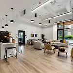 Hotel 4br Modern Gem Sleek Bright & Chicago