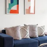 Group-ready 3br Sleek Design & Great Location Hotel *