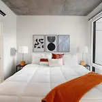 Group-ready 3br Sleek Design & Great Location Hotel *