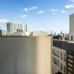 Group-ready 3br Sleek Design & Great Location Hotel