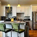 Gym Garage Parking Balcony Sleeps 4