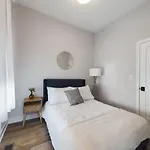 West Town 2Br With In-Unit Laundry And Onsite Parking
