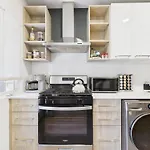2Br With Soaking Tub Just 10 Min To Downtown