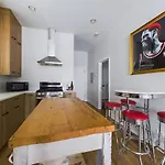 2Br With Onsite Parking And Laundry Just 4 Min To Downtown
