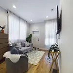West Town 2Br With In-Unit Laundry And Onsite Parking