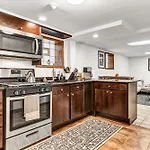 Stylish Garden-Level 2Br: Quiet Neighborhood